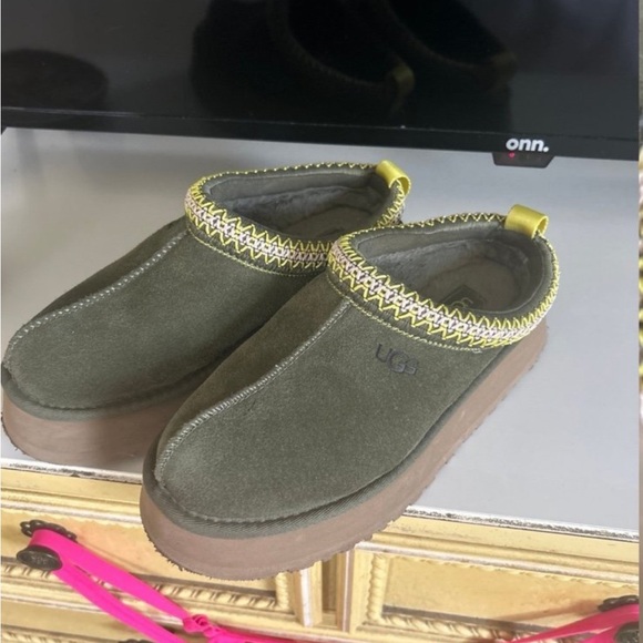 Woman’s Platform UGGs - Picture 2 of 3